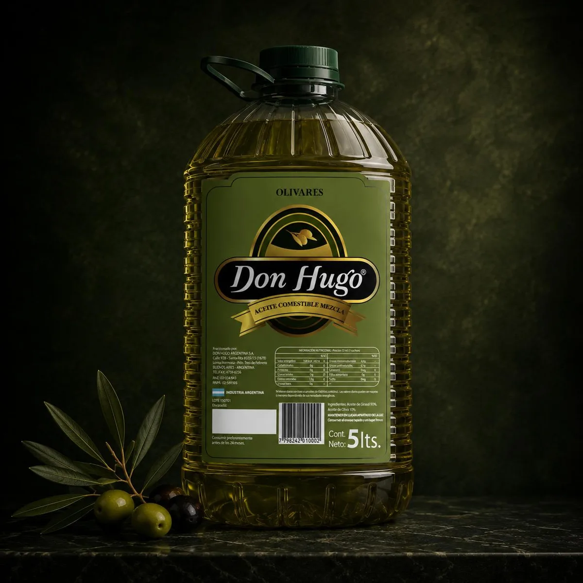 Bidón de aceite Don Hugo con etiqueta verde junto a ramas de olivo